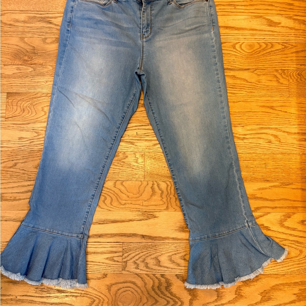 *Black Daisy Ruffle Hem Frayed Cropped Flare Jeans Blue Size 11/30*